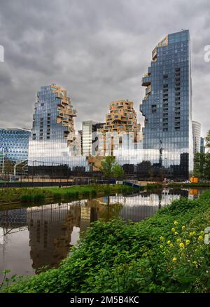 Amsterdam, Paesi Bassi - 27 aprile 2022: Architettura moderna e futuristica chiamata valle nel quartiere degli affari di Zuidas ad Amsterdam. Foto Stock