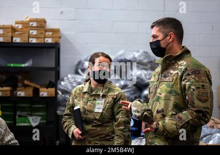 Bert Adams, 87th Air base Wing Commander, parla con Senior Master Sgt. Lisa Stork, un primo sergente della Task Force Liberty, durante il tour del 87th ABW della Task Force Liberty presso la Joint base McGuire-Dix-Lakehurst, New Jersey, 18 febbraio 2022. Il Dipartimento della Difesa, attraverso gli Stati Uniti Northern Command, e a sostegno del Dipartimento per la sicurezza interna, sta fornendo il trasporto, alloggi temporanei, screening medico e supporto generale per almeno 11.000 evacuati afghani al Liberty Village, in strutture permanenti o temporanee, il più rapidamente possibile. Questa iniziativa fornisce personale afghano Foto Stock