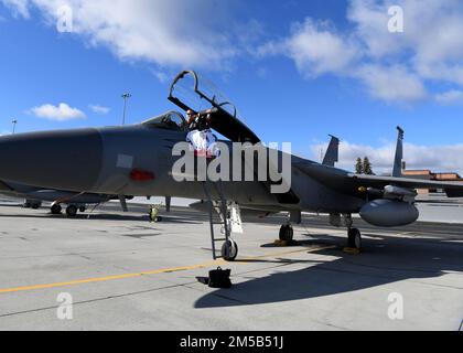 I piloti della 104th Fighter Wing hanno volato quattro maglie della American Hockey League Springfield Thunderbirds qui alla base della Barnes Air National Guard, Massachusetts, 18 febbraio 2022. Stephen 'Steagle' Mindek prende una maglia da hockey Springfield Tnuderbirds per un volo in uno dei 104FWs F-15Cs. (Foto della Guardia Nazionale aerea degli Stati Uniti del Maestro Sgt. Lindsey S. Watson) Foto Stock