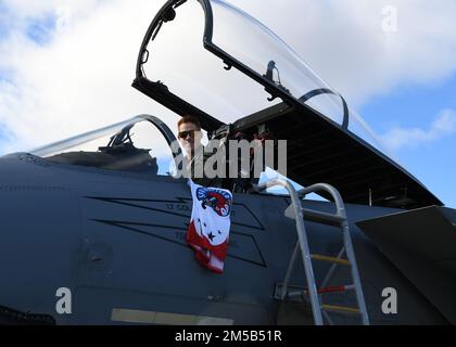 I piloti della 104th Fighter Wing hanno volato quattro maglie della American Hockey League Springfield Thunderbirds qui alla base della Barnes Air National Guard, Massachusetts, 18 febbraio 2022. Il capitano Kyle 'Vice' Randall prende una maglia da hockey Springfield Tnuderbirds per un volo in una delle 104FWs F-15Cs. (Foto della Guardia Nazionale aerea degli Stati Uniti del Maestro Sgt. Lindsey S. Watson) Foto Stock