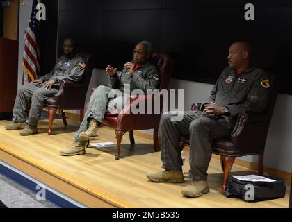Capo Master Sgt. Reginald Godbolt, (a sinistra), 300th Airlift Squadron, Join base Charleston, leader senior arruolato, Il Capo Maestro Sgt. Lynda Washington, (centro), il Capo comando della Guardia Nazionale della Georgia e il Capo Maestro Sgt. Tim Sewell, (destra), 563rd Rescue Group, Davis-Monthan Air Force base, Arizona, leader senior arruolato parlano ai giovani aviatori arruolato durante l'evento Accelerating the Legacy alla base congiunta di Charleston, South Carolina, 18 febbraio 2022. La vetrina Accelerating the Legacy onora l'eredità degli eroici Tuskegee Airmen in un evento di due giorni che mette in evidenza lo sviluppo professionale e c Foto Stock
