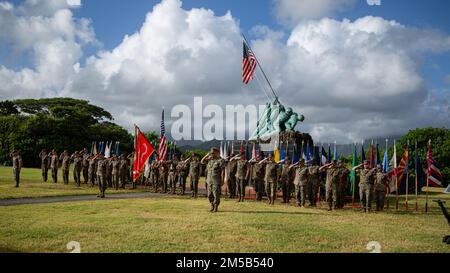 STATI UNITI Marines con Marine Unmanned Aerial Vehicle Squadron (VMU) 3, conduce una cerimonia di conforto e appuntamento alla base del corpo dei Marine Hawaii, Hawaii, 18th febbraio 2022. Nel corso della cerimonia, il maggiore Sergente Andrew Radford ha sollevato il maggiore Sergente Alejandro Garcia come maggiore della VMU-3. La cerimonia simboleggia il passaggio di fiducia e fiducia dal Sergente maggiore uscente al Sergente maggiore entrante. Foto Stock