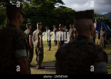 STATI UNITI Marines con Marine Unmanned Aerial Vehicle Squadron (VMU) 3, conduce una cerimonia di conforto e appuntamento alla base del corpo dei Marine Hawaii, Hawaii, 18th febbraio 2022. Nel corso della cerimonia, il maggiore Sergente Andrew Radford ha sollevato il maggiore Sergente Alejandro Garcia come maggiore della VMU-3. La cerimonia simboleggia il passaggio di fiducia e fiducia dal Sergente maggiore uscente al Sergente maggiore entrante. Foto Stock