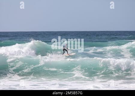 Padstow, Cornovaglia regno unito Settembre, 06 2012 Surfer cavalcando in tavola da surf sull'onda dell'oceano. Surf professionale in oceano sulle onde Foto Stock