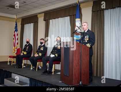 Il Capitano Brian Hogan, commodore, Submarine Squadron (COMSUBRON) Eight, fornisce osservazioni durante la cerimonia di ripristino del comando presso la stazione navale di Norfolk, venerdì 18 febbraio. Il ristabilimento di COMSUBRON Eights ha lo scopo di distribuire e allineare la responsabilità del comando e del controllo dei sommergibili assegnati al comandante, il sottomarino Squadron 6, con sede a Norfolk, Virginia, durante la fase di sostentamento dei sommergibili e i periodi di manutenzione dei cantieri navali. Foto Stock