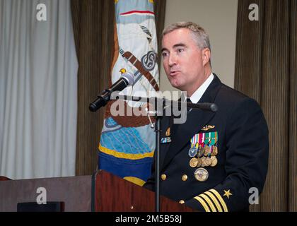 Il Capitano Brian Hogan, commodore, Submarine Squadron (COMSUBRON) Eight, fornisce osservazioni durante la cerimonia di ripristino del comando presso la stazione navale di Norfolk, venerdì 18 febbraio. Il ristabilimento di COMSUBRON Eights ha lo scopo di distribuire e allineare la responsabilità del comando e del controllo dei sommergibili assegnati al comandante, il sottomarino Squadron 6, con sede a Norfolk, Virginia, durante la fase di sostentamento dei sommergibili e i periodi di manutenzione dei cantieri navali. Foto Stock