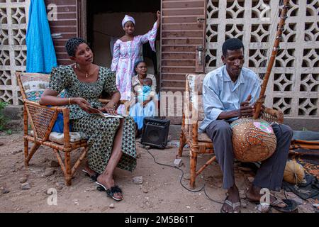 Musicista africano che suona kora fuori casa a Bamako , Mali, Africa occidentale. Foto Stock