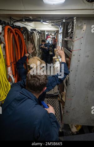 OCEANO ATLANTICO (18 febbraio 2022) i marinai a bordo del cacciatorpediniere missilistico guidato della classe Arleigh Burke USS Roosevelt (DDG 80) partecipano ad un'esercitazione antiterrorismo, il 18 febbraio 2022. Roosevelt, schierata a Rota, Spagna, è al suo terzo pattugliamento negli Stati Uniti Sesta area di attività Fleet a sostegno di alleati e partner regionali e interessi di sicurezza nazionale degli Stati Uniti in Europa e in Africa. Foto Stock