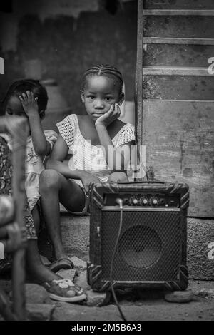 Carina ragazza africana seduta accanto ad un ampli per chitarra a Bamako , Mali , Africa Occidentale Foto Stock