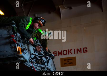 STATI UNITI Corpo marino Lance CPL. Allen Harsha, a sinistra, un Sapulpa, nativo di Oklahoma, e un capo di equipaggio, e Lance CPL. Victor Ramirez, un Alahambra, nativo di California, E un tecnico avionico, entrambi con 2nd Landing Support Battaglione, Combat Logistics Regiment 27, 2nd Marine Logistics Group, petrolio gli ingranaggi di un CH-53K King Stallion sul comando militare Sealift MV Cape Race (T-AKR-9960) per l'esercizio Cold Response 2022 ad Harstad, Norvegia, 18 febbraio 2022. Exercise Cold Response '22 è un esercizio biennale di preparazione e difesa nazionale norvegese che si svolge in tutta la Norvegia, con la partecipazione dell'eac Foto Stock