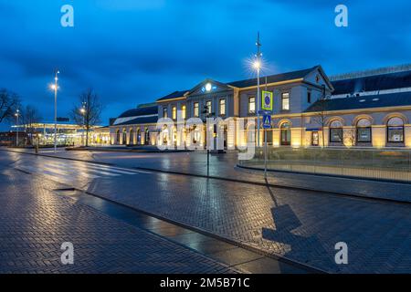 Una vista all'aperto della stazione ferroviaria di Zwolle nei Paesi Bassi sotto un cielo nuvoloso Foto Stock