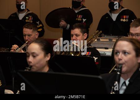 NEWPORT, RI (18 febbraio 2022) i musicisti della Navy Band Northeast si esibiscono durante la cerimonia di laurea di classe 06-22 della Officer Candidate School (OCS) presso l'Officer Training Command Newport (OtCN), Rhode Island, 18 febbraio. OCS sviluppa civili e marinai della flotta in ufficiali recentemente commissionati moralmente, mentalmente e fisicamente, mentre instillano loro con i più alti ideali di onore, coraggio e impegno per il servizio nella flotta come ufficiali navali. Foto Stock