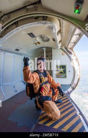 SGT. 1st Classe Houston Creech degli Stati Uniti L'Army Parachute Team invia istruzioni ai piloti della C-147A prima del suo salto a Homestead, Florida, il 18 febbraio 2022. USAPT sta conducendo il proprio ciclo di certificazione annuale per la prossima stagione. Foto Stock