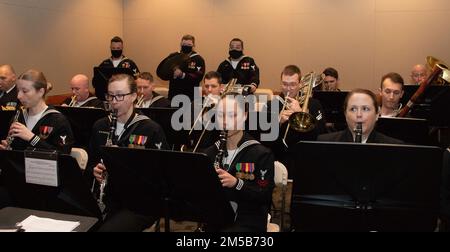 NEWPORT, RI (18 febbraio 2022) i musicisti della Navy Band Northeast si esibiscono durante la cerimonia di laurea di classe 06-22 della Officer Candidate School (OCS) presso l'Officer Training Command Newport (OtCN), Rhode Island, 18 febbraio. OCS sviluppa civili e marinai della flotta in ufficiali recentemente commissionati moralmente, mentalmente e fisicamente, mentre instillano loro con i più alti ideali di onore, coraggio e impegno per il servizio nella flotta come ufficiali navali. Foto Stock