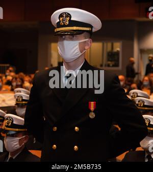 NEWPORT, RI (18 febbraio 2022) uno studente di classe 06-22 della Officer Candidate School (OCS) presso l'Officer Training Command Newport (OtCN) di Newport, Rhode Island, si trova al parata di riposo durante la cerimonia di laurea, il 18 febbraio. OCS sviluppa civili e marinai della flotta in ufficiali recentemente commissionati moralmente, mentalmente e fisicamente, mentre instillano loro con i più alti ideali di onore, coraggio e impegno per il servizio nella flotta come ufficiali navali. Foto Stock
