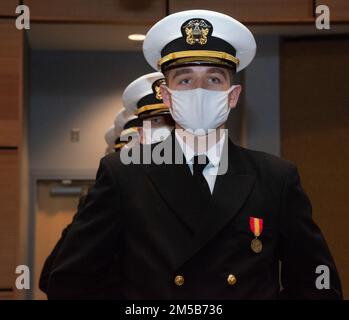 NEWPORT, RI (18 febbraio 2022) Officer Candidate School (OCS) classe 06-22 studenti al Officer Training Command Newport (OtCN), Newport, Rhode Island, si trovano in parata durante la cerimonia di laurea, 18 febbraio. OCS sviluppa civili e marinai della flotta in ufficiali recentemente commissionati moralmente, mentalmente e fisicamente, mentre instillano loro con i più alti ideali di onore, coraggio e impegno per il servizio nella flotta come ufficiali navali. Foto Stock