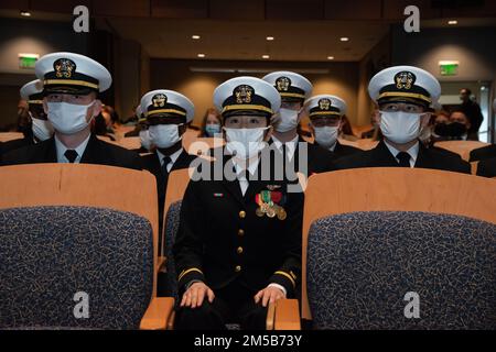NEWPORT, RI (18 febbraio 2022) corso ufficiale della Scuola candidata (OCS) 06-22 studenti dell'Officer Training Command Newport (OtCN) di Newport, Rhode Island, si siedono all'attenzione durante la cerimonia di laurea del 18 febbraio. OCS sviluppa civili e marinai della flotta in ufficiali recentemente commissionati moralmente, mentalmente e fisicamente, mentre instillano loro con i più alti ideali di onore, coraggio e impegno per il servizio nella flotta come ufficiali navali. Foto Stock