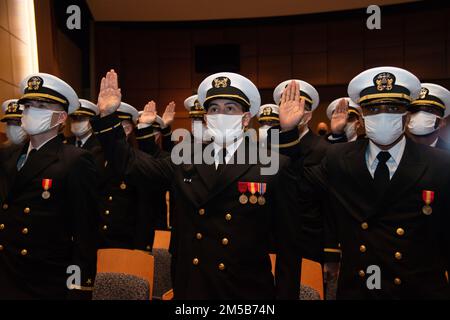 NEWPORT, RI (18 febbraio 2022) corso ufficiale della Scuola candidata (OCS) 06-22 studenti del Officer Training Command Newport (OtCN), Newport, Rhode Island, riaffermano il giuramento di carica durante la cerimonia di laurea, 18 febbraio. OCS sviluppa civili e marinai della flotta in ufficiali recentemente commissionati moralmente, mentalmente e fisicamente, mentre instillano loro con i più alti ideali di onore, coraggio e impegno per il servizio nella flotta come ufficiali navali. Foto Stock