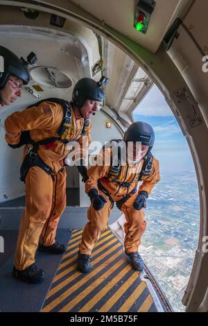 SGT. 1st Classe Houston Creech e staff Sgt. Griffin Mueller degli Stati Uniti La squadra di paracadute dell'esercito si prepara ad uscire dalla C-147A prima del loro salto a Homestead, Florida, il 18 febbraio 2022. USAPT sta conducendo il proprio ciclo di certificazione annuale per la prossima stagione. Foto Stock