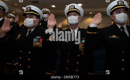 NEWPORT, RI. (18 febbraio 2022) Limited Duty Officer/Chief Warrant Officer (LDO/CWO) corso di Accademia 22050 studenti al Officer Training Command Newport (OtCN), riaffermano il giuramento di carica durante la cerimonia di laurea, 18 febbraio. La comunità LDO/CWO supporta la capacità di combattimento e la prontezza delle forze navali attraverso la leadership, la competenza tecnica e l'esperienza. Foto Stock