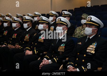 NEWPORT, RI. (18 febbraio 2022) Limited Duty Officer/Chief Warrant Officer (LDO/CWO) corso di Accademia 22050 studenti al Officer Training Command Newport (OCCN), ascoltare durante le osservazioni di apertura alla cerimonia di laurea, 18 febbraio. La comunità LDO/CWO supporta la capacità di combattimento e la prontezza delle forze navali attraverso la leadership, la competenza tecnica e l'esperienza. Foto Stock