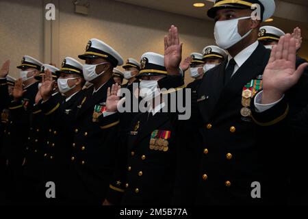 NEWPORT, RI. (18 febbraio 2022) Limited Duty Officer/Chief Warrant Officer (LDO/CWO) corso di Accademia 22050 studenti al Officer Training Command Newport (OtCN), riaffermano il giuramento di carica durante la cerimonia di laurea, 18 febbraio. La comunità LDO/CWO supporta la capacità di combattimento e la prontezza delle forze navali attraverso la leadership, la competenza tecnica e l'esperienza. Foto Stock