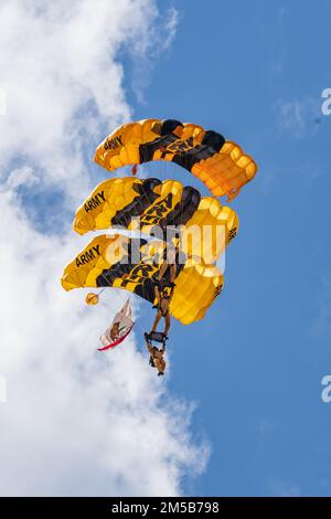 SGT. 1st Classe Houston Creech, Sgt. 1st Classe Rafael Torres e staff Sgt. Griffin Mueller degli Stati Uniti La squadra del paracadute dell'esercito effettua una manovra avanzata della tettoia a Homestead, Florida il 18 febbraio 2022. USAPT sta conducendo il proprio ciclo di certificazione annuale per la prossima stagione. Foto Stock