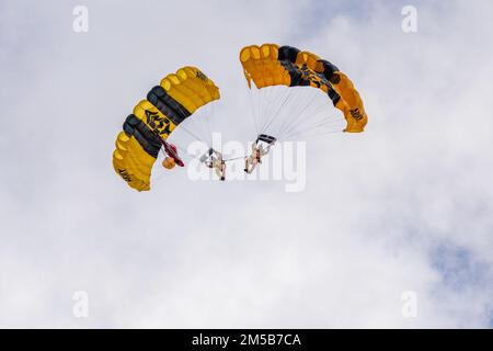 1st Classe Chad Riddlebaugh e staff Sgt. Justin Brenner degli Stati Uniti La squadra del paracadute dell'esercito effettua una manovra avanzata della tettoia a Homestead, Florida il 18 febbraio 2022. USAPT sta conducendo il proprio ciclo di certificazione annuale per la prossima stagione. Foto Stock