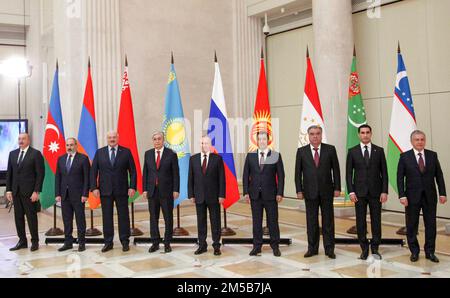 Il presidente russo Vladimir Putin partecipa all'incontro informale dei capi di stato dei membri del Commonwealth of Independent States. Presso la Biblioteca Presidenziale Boris Eltsin a San Pietroburgo, Russia. Hanno partecipato il Presidente della Russia Vladimir Putin, il Presidente dell'Azerbaigian Ilham Aliyev, il primo Ministro dell'Armenia Nikol Pashinyan, il Presidente della Bielorussia Alexander Lukashenko, il Presidente del Kazakistan Kassym-Jomart Tokayev, il Presidente del Kirghizistan Sadyr Japarov, il Presidente del Tagikistan Emomali Rahmon, il Presidente del Turkmenistan Bermudikov e il Presidente del Uzbekistan Mirkyvayov Foto Stock