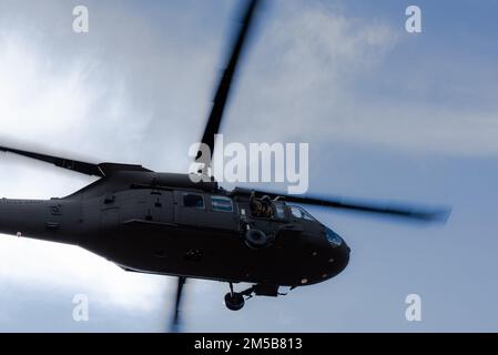 Un elicottero UH-60 Black Hawk, gestito da soldati con la Compagnia A della Guardia Nazionale dell'Esercito del New Jersey, 1st Battaglione, 114th Fanteria (Assalto aereo), conduce un addestramento di assalto aereo sulla base congiunta McGuire-Dix-Lakehurst, N.J., 18 febbraio 2022. Questo training viene eseguito per mettere in pratica le tecniche di inserimento dell'aria e collegare le procedure da utilizzare nell'Exportable Combat Training Capability Program della prossima Guardia nazionale dell'esercito e presso il Joint Readiness Training Center. Foto Stock