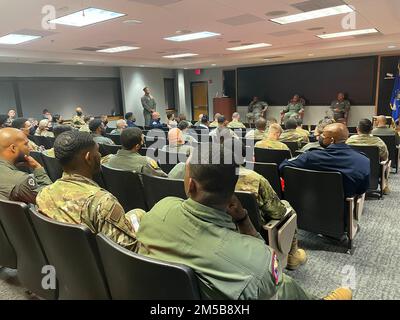 STATI UNITI Lynda Washington, Georgia Air National Guard Command Chief Master, Capo Master Sgt. Timothy Sewell, Senior Enlisted leader del 563d Rescue Group presso la base dell'aeronautica militare Davis-Monthan, Arizona, Reginald Godbolt, sovrintendente Loadmaster per lo Squadrone Airlift 300th, Joint base Charleston, South Carolina, parla con gli aviatori arruolato durante un panel di sviluppo professionale durante l'evento Accelerating the Legacy alla Joint base Charleston, South Carolina, 18 febbraio 2022. La vetrina Accelerating the Legacy onora l'eredità dell'eroico Tus Foto Stock