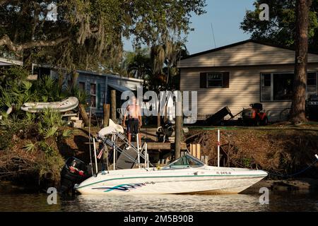 Un uomo locale chiama i guardiani che viaggiano fino al North Fork Saint Lucie River, un affluente del canale C23. Una volta che la Laguna del Fiume Indiano-Sud C-23/24 Storm Water Treatment Area è stata costruita dagli Stati Uniti Corpo dell'esercito degli ingegneri, distretto di Jacksonville potenzialmente offrirà uno strato naturalmente ingegnerizzato di protezione ai locali e più di 3.000 specie di piante ed animali, è considerato il sistema di estuarine biologicamente più vario negli Stati Uniti continentali. Foto Stock