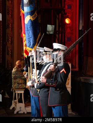 NEWPORT, RI. (18 febbraio 2022) i membri del Marine Corps Detachment Newport Color Guard and Officer Candidate School (OCS) studenti della Naval Station Newport, Rhode Island, si esibiscono presso il Providence Performing Arts Center (PPAC) la notte di apertura di “An Officer and a Gentleman”, 18 febbraio. Il PPAC è un locale da 3100 posti, di classe mondiale, situato nel cuore del quartiere delle arti e dei divertimenti di Providence; è il secondo teatro più grande del paese. Foto Stock