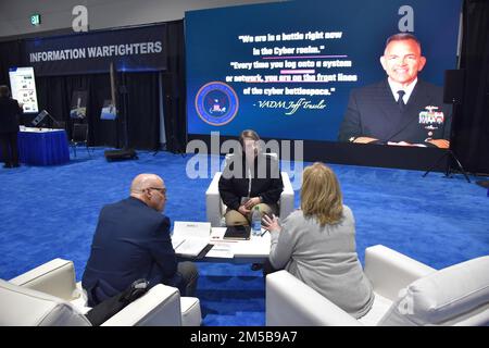 SAN DIEGO (16-18 febbraio) — durante AFCEA-USNI WEST 2022, Capt. Christi Montgomery, Comandante, Fleet Numerical Meteorology and Oceanography, si riunisce con i partecipanti alla conferenza. AFCEA-USNI WEST è una conferenza e un incontro di prim'ordine delle più recenti tecnologie all'avanguardia e delle capacità più avanzate che supportano le operazioni di servizio marittimo. Il comando Naval Meteorology and Oceanography dirige e supervisiona più di 2.500 militari e civili distribuiti a livello globale che raccolgono, elaborano e sfruttano le informazioni ambientali per assistere i comandanti della flotta e dei comuni in tutte le aree di guerra per migliorare la qualità Foto Stock