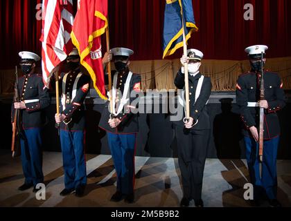 NEWPORT, RI. (18 febbraio 2022) i membri del Marine Corps Detachment Newport Color Guard and Officer Candidate School (OCS) studenti della Naval Station Newport, Rhode Island, si esibiscono presso il Providence Performing Arts Center (PPAC) la notte di apertura di “An Officer and a Gentleman”, 18 febbraio. Il PPAC è un locale da 3100 posti, di classe mondiale, situato nel cuore del quartiere delle arti e dei divertimenti di Providence; è il secondo teatro più grande del paese. Foto Stock