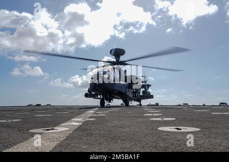 OCEANO PACIFICO (18 febbraio 2022) un'Armata AH-64 Apache Longbow, attaccata a Un reggimento dell'aviazione CO 2-25th, atterra sul ponte di volo della nave di sbarco anfibio di Harpers Ferry USS Pearl Harbor (LSD 52), nell'Oceano Pacifico, 18 febbraio 2022. Marinai e marines dell'Essex Amphhibious Ready Group (ARG) e dell'unità marittima di spedizione 11th (MEU) stanno conducendo operazioni di routine nella flotta degli Stati Uniti 3rd. Foto Stock
