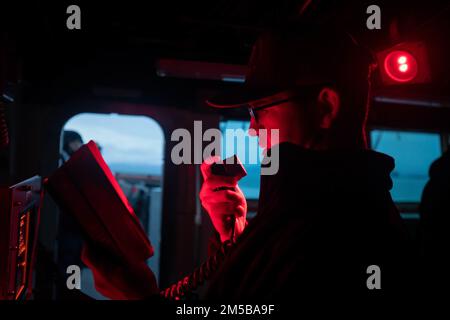 OCEANO ATLANTICO (18 febbraio 2022) Lt. j.g. Matthew Pope, cappellano a bordo del cacciatorpediniere missilistico guidato USS Donald Cook (DDG 75), consegna una preghiera serale dal ponte, il 18 febbraio. Donald Cook è schierato nel teatro europeo delle operazioni e partecipa a una serie di attività marittime a sostegno della flotta degli Stati Uniti 6th e degli alleati della NATO. Foto Stock