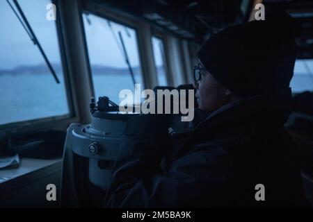 OCEANO ATLANTICO (18 febbraio 2022) l'insegna Zari Preyer scandisce l'orizzonte dal ponte del cacciatorpediniere missilistico guidato USS Donald Cook (DDG 75), 17 febbraio. Donald Cook è schierato nel teatro europeo delle operazioni e partecipa a una serie di attività marittime a sostegno della flotta degli Stati Uniti 6th e degli alleati della NATO. Foto Stock