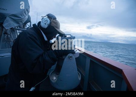 OCEANO ATLANTICO (18 febbraio 2022) Quartermaster Seaman Apprentice Janie Chapamelendez è in piedi guardare sull'ala ponte del cacciatorpediniere missilistico guidato USS Donald Cook (DDG 75), 18 febbraio. La USS Donald Cook è schierata nel teatro europeo delle operazioni e partecipa a una serie di attività marittime a sostegno della flotta degli Stati Uniti 6th e degli alleati della NATO. Foto Stock