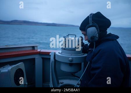 OCEANO ATLANTICO (18 febbraio 2022) il Quartermaster Seaman DENITZA Garcia si trova a guardare sull'ala del ponte del cacciatorpediniere missilistico guidato USS Donald Cook (DDG 75), 18 febbraio. Donald Cook è schierato nel teatro europeo delle operazioni e partecipa a una serie di attività marittime a sostegno della flotta degli Stati Uniti 6th e degli alleati della NATO. Foto Stock