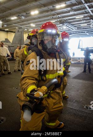 220218-N-SY758-1030 OCEANO ATLANTICO (18 febbraio 2022) marinai assegnati alla USS George H.W. Bush (CVN 77) Combatti un incendio simulato nella baia dell'hangar durante il Tailored Ship’s Training Availability/Final Evaluation Problem (TSTA/FEP), 18 febbraio 2022. TSTA/FEP è un'evoluzione della formazione multifase progettata per fornire all'equipaggio una solida base di competenza operativa a livello di unità e per migliorare la capacità della nave di autoaddestrarsi. George H.W. Bush fornisce all'autorità di comando nazionale una capacità di combattimento di guerra flessibile e personalizzabile attraverso il gruppo di sciopero del vettore che mantiene la stabilità e la sicurezza marittima in o Foto Stock