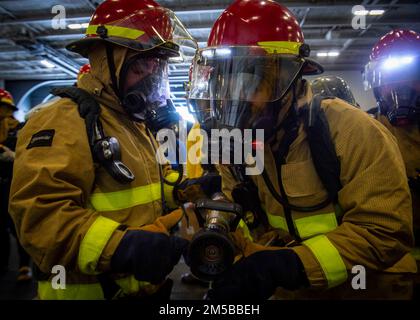 220218-N-SY758-1041 OCEANO ATLANTICO (DAL 18, 2022) marinai assegnati a USS George H.W. Bush (CVN 77) combattete un incendio simulato nella baia di Hangar durante il Tailored Ship’s Training Availability/Final Evaluation Problem (TSTA/FEP), 18 febbraio 2022. TSTA/FEP è un'evoluzione della formazione multifase progettata per dare all'equipaggio una solida base di competenza operativa a livello di unità e per migliorare la capacità della nave di autoaddestrarsi. George H.W. Bush fornisce all'autorità di comando nazionale capacità di lotta contro la guerra flessibile e personalizzabile attraverso il gruppo di sciopero del vettore che mantiene la stabilità e la sicurezza marittima in o Foto Stock