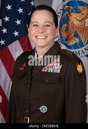 STATI UNITI Riserva dell'Armata, Gen. Cheryn L. Fasano, assistente di mobilitazione negli Stati Uniti Transportation Command Commander, USA Jacqueline Van Ovost, e comandante della Joint Transportation Reserve Unit, con sede presso la base dell'aeronautica militare Scott, Illinois. La JTRU aumenta USTRANSCOM nel fornire trasporto aereo, terrestre e marittimo per il Dipartimento della Difesa, sia in tempi di pace che di guerra. Fasano ufficialmente promosso al maggiore generale 17 febbraio 2022. USTRANSCOM è unico in quanto è l'unico dei 11 comandi combattenti del Dipartimento della Difesa con una propria unità di riserva congiunta ad agosto Foto Stock