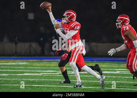 Mater dei Monarchs Quarterback Elia Brown (12) durante una partita di calcio di scuola superiore contro Los Alamitos venerdì 18 novembre 2022, a Santa Ana, Calif Foto Stock