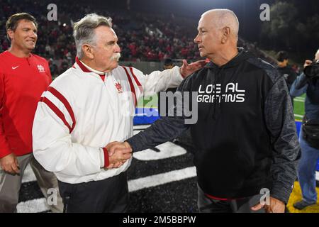 Il capo allenatore di Mater dei Monarchs Bruce Rollinson (a sinistra) scuote le mani con il capo allenatore di Los Alamitos Griffins Ray Fenton (a destra) durante una pedina di scuola superiore Foto Stock