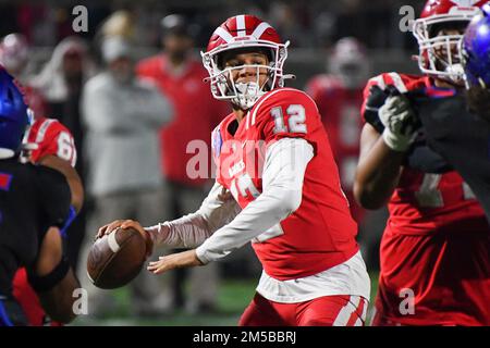 Mater dei Monarchs Quarterback Elia Brown (12) durante una partita di calcio di scuola superiore contro Los Alamitos venerdì 18 novembre 2022, a Santa Ana, Calif Foto Stock