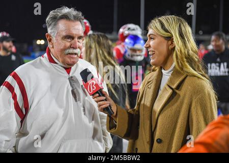 L'allenatore di testa di Mater dei Monarchs Bruce Rollinson è intervista di Anna Connelly, giornalista di Bally Sports, dopo una partita di calcio alle scuole superiori di venerdì 18 novembre Foto Stock