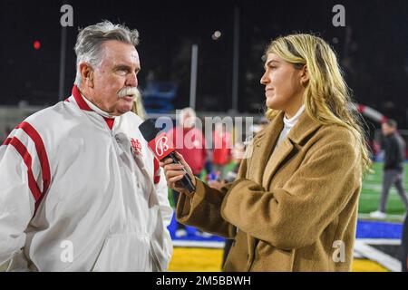 L'allenatore di testa di Mater dei Monarchs Bruce Rollinson è intervista di Anna Connelly, giornalista di Bally Sports, dopo una partita di calcio alle scuole superiori di venerdì 18 novembre Foto Stock