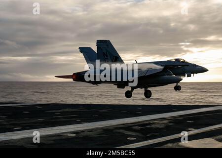 MARE DELLE FILIPPINE (19 febbraio 2022) un F/A-18E Super Hornet, assegnato ai 'Tophatters' di Strike Fighter Squadron (VFA) 14, lancia dal ponte di volo della portaerei di classe Nimitz USS Abraham Lincoln (CVN 72). Abraham Lincoln Strike Group è in fase di implementazione pianificata nell'area delle operazioni della flotta 7th degli Stati Uniti per migliorare l'interoperabilità attraverso alleanze e partnership e al tempo stesso fungere da forza di risposta pronta a sostegno di una regione indomPacifico libera e aperta. Foto Stock