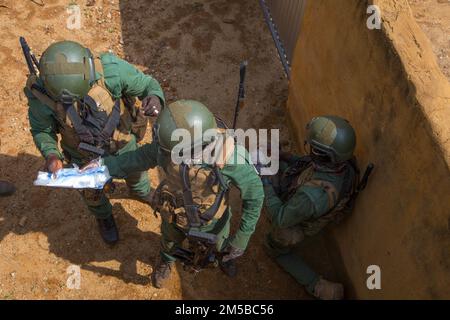 Côte Côte d'Avorio le forze speciali praticano procedure di raccolta delle prove insieme alle forze speciali francesi durante Flintlock 2022 nei pressi di Abidjan, in Costa d'Avorio, il 19 febbraio 2022. Il flintlock riflette un impegno reciproco per contrastare le attività maligne e l’estremismo violento in tutta la regione. Le nazioni africane partecipanti includono Camerun, Costa d’Avorio, Ghana e Niger. (Foto di SSG Andrea Salgado Rivera) Foto Stock